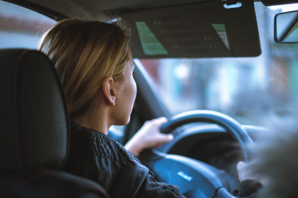 Donna alla guida di un'auto per neopatentati