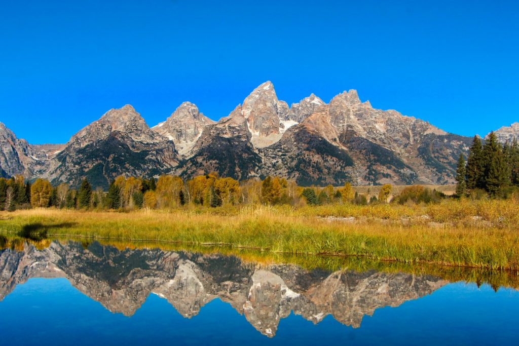 Bellissime montagne che si specchiano in un lago blu