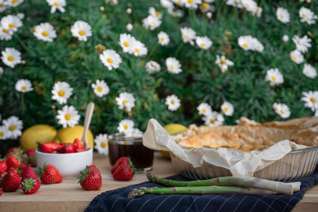 Cibi da picnic in un prato pieno di fiori bianchi