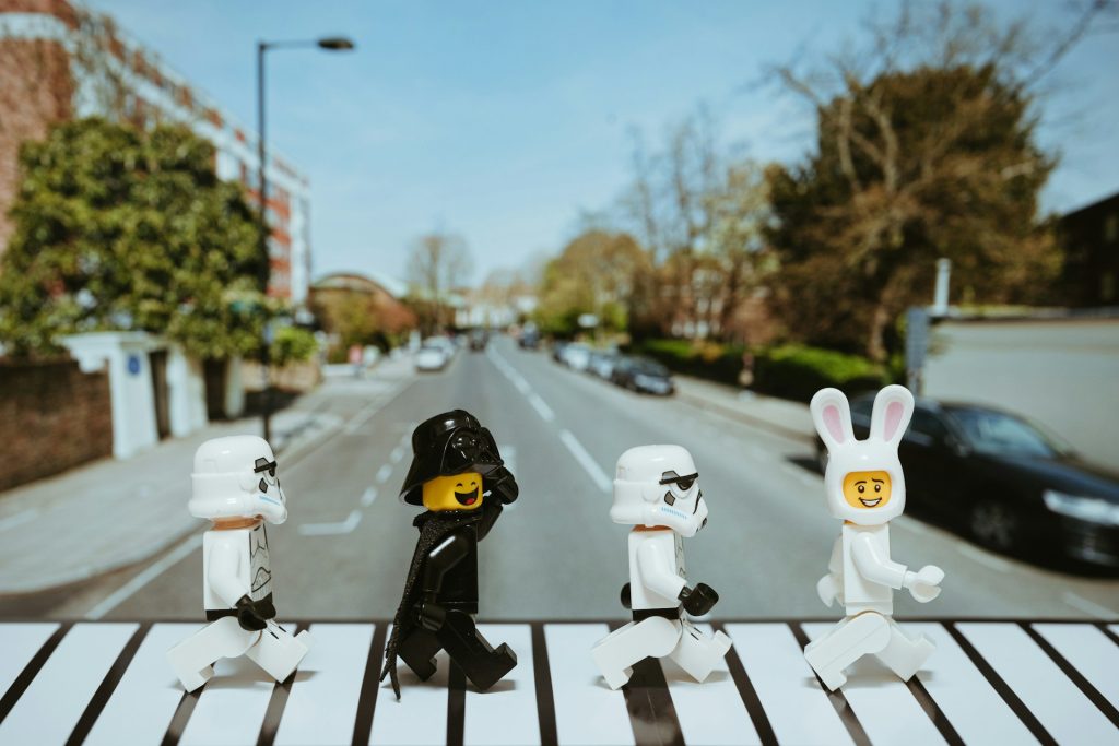 Lego che attraversano la strada sulle strisce pedonali