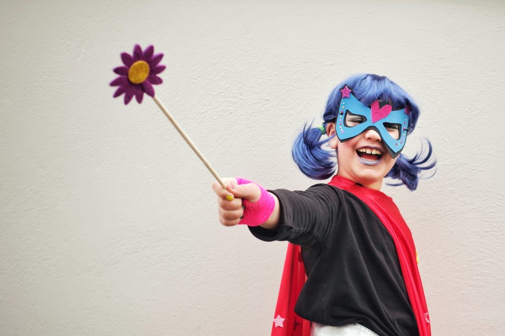 Bambina con maschera di Carnevale e bacchetta