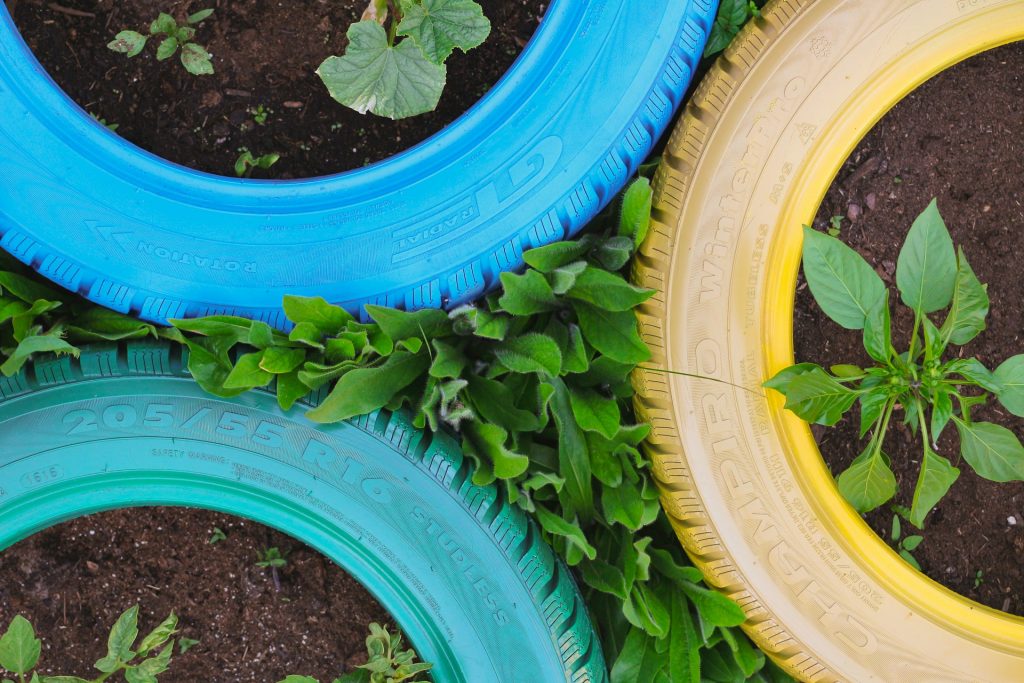 particolari di gomme auto colorate nel prato