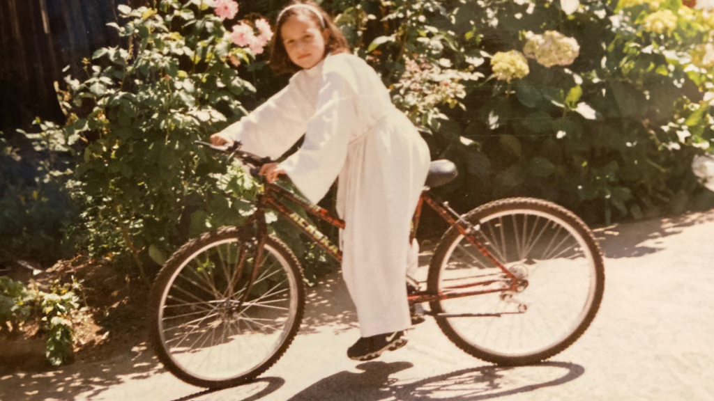 Paola da piccola in bicicletta