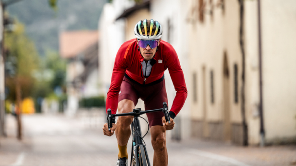 Daniel Oss in bici con divisa e casco