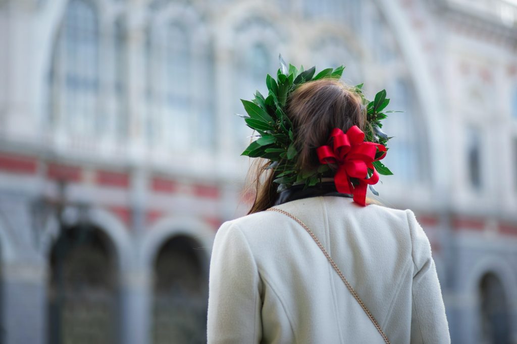 ragazza di spalle con corona di laurea in testa