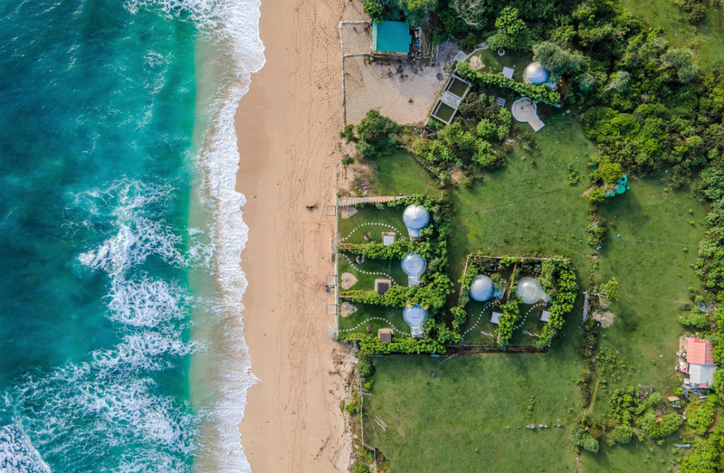 Spiaggia con mare e giardino con coltivazioni