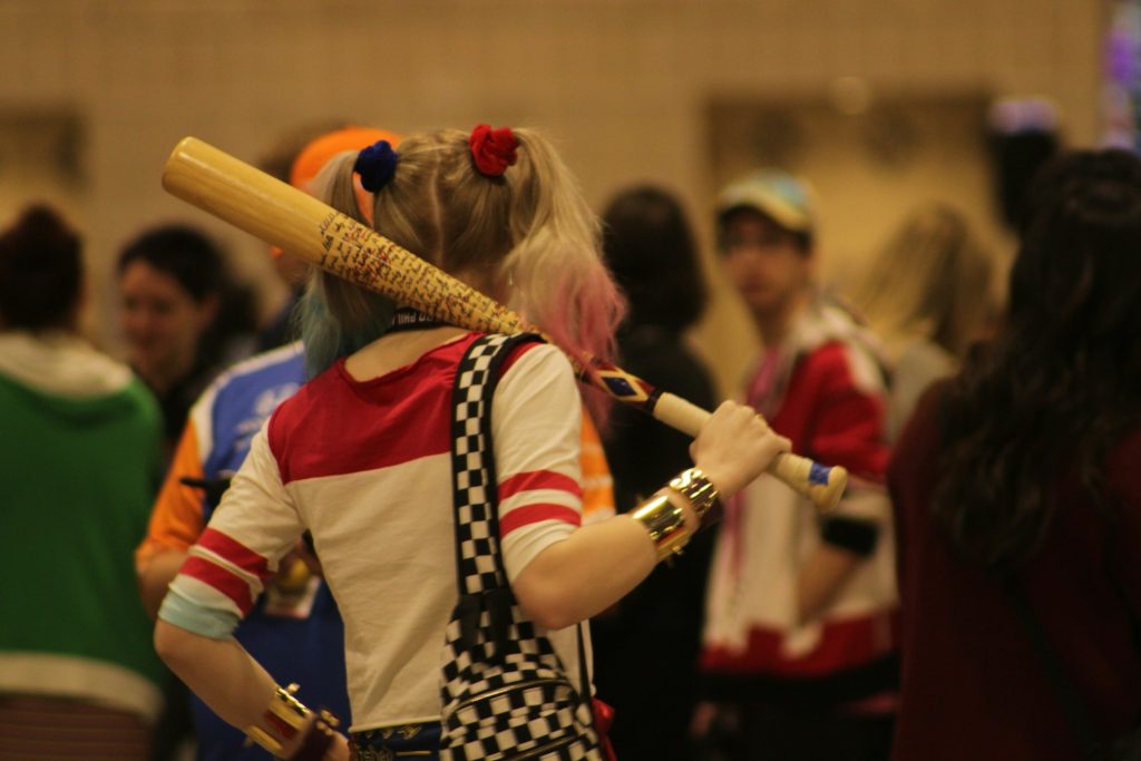 Ragazza cosplayer vestita da Harley Quinn